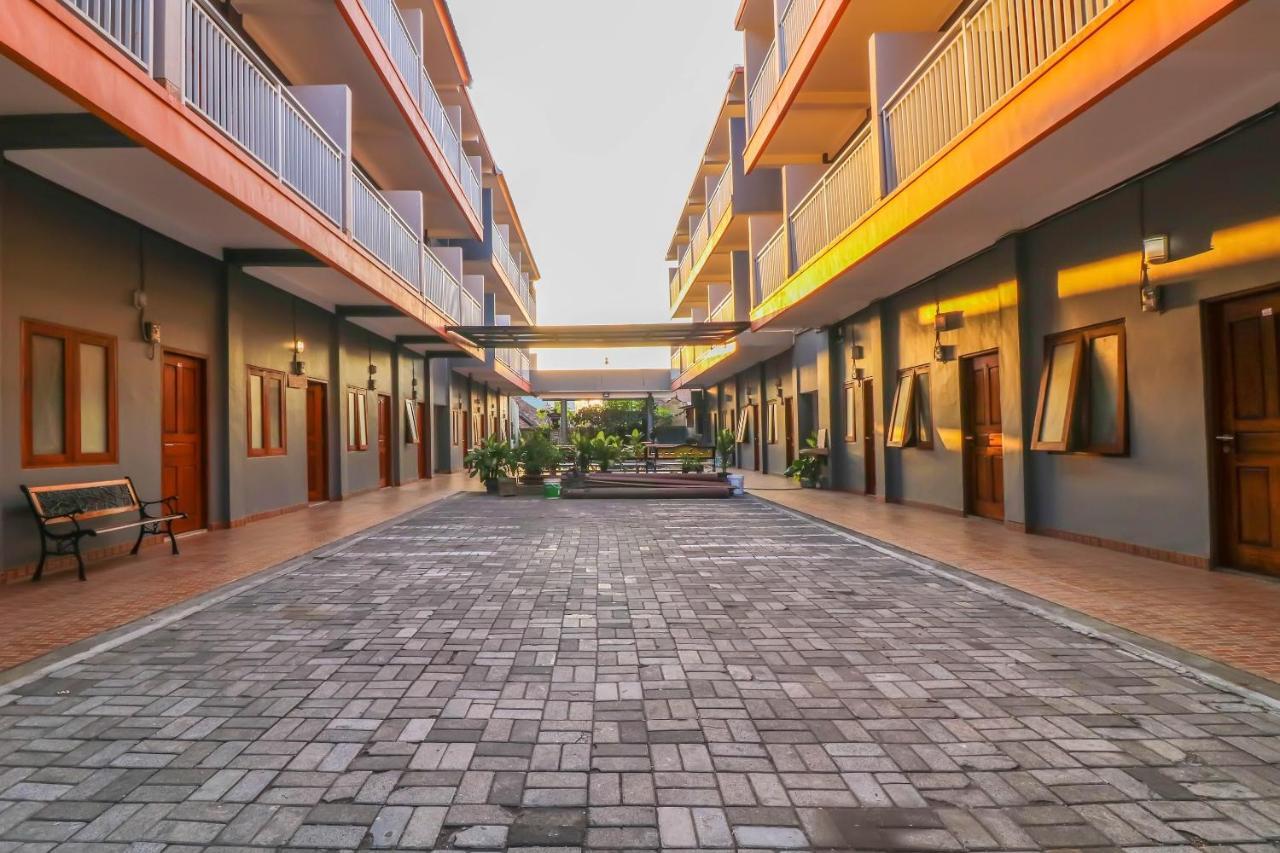 Oyo 1670 Likko Inn Denpasa Buitenkant foto